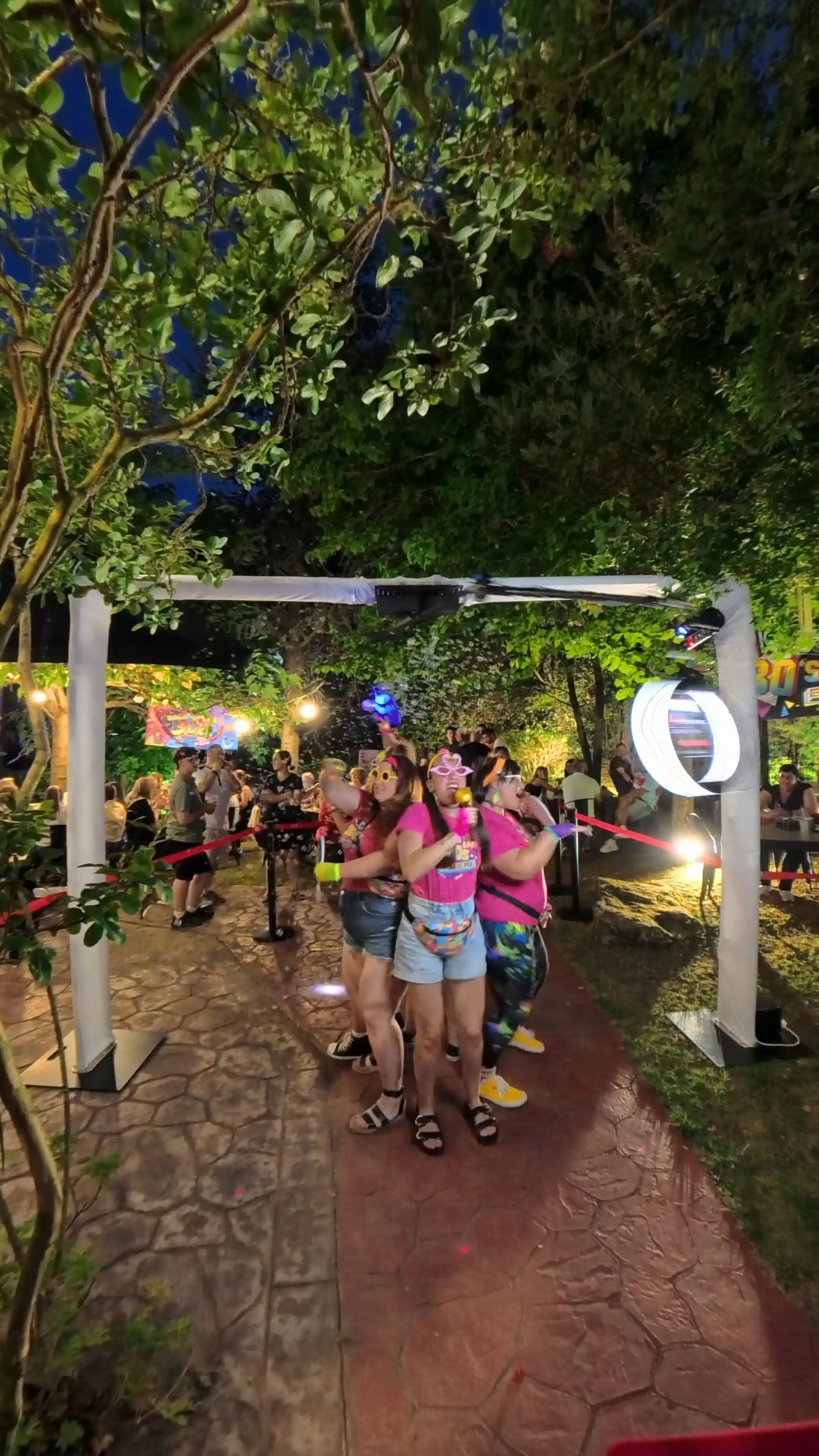 Fiesta Años 80 y 90 con conciertos, DJ, gastronomía y el Videomatón 360º de ProTour360, celebrado en Laguardia.